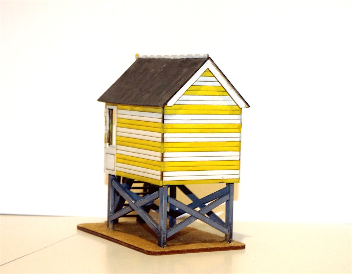 QUARTER SCALE DOLLHOUSE 1/48 British seaside beach hut seaside theme miniature kit model Gull beach hut Gift