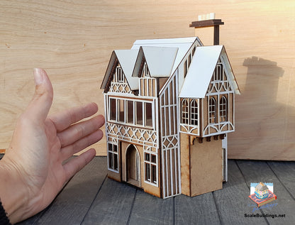 1:48th Elizabeth Manor - Elizabethan quarter Scale dolls house miniature.
