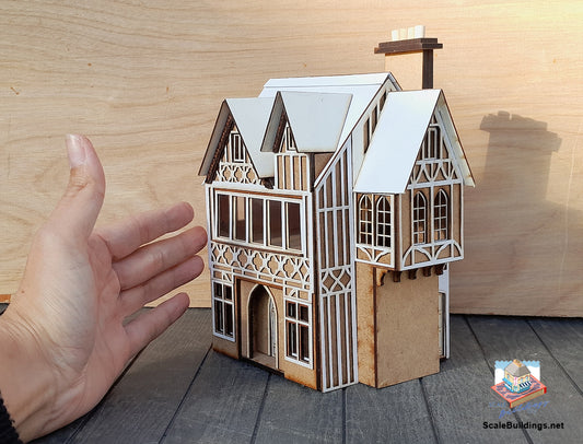 1:48th Elizabeth Manor - Elizabethan quarter Scale dolls house miniature.