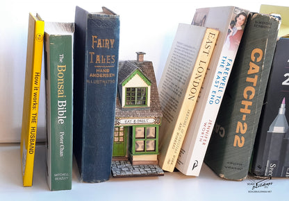 1:48th Dollshouse Miniature model kit - Highstreet Shop "Eat & Greet" Cafe
